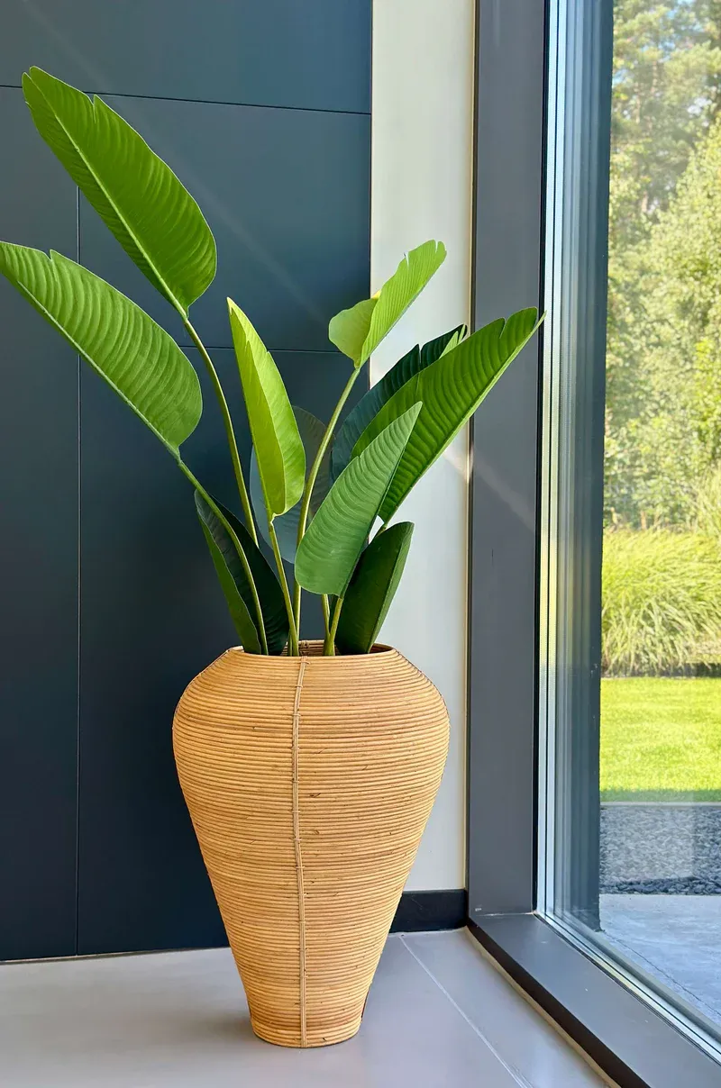 Wazon jako kluczowy element dekoracji w nowoczesnym salonie