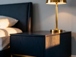 Profesjonalna paca gumowa rozprowadza fugę żywiczną między płytkami ceramicznymi w nowoczesnej łazience.